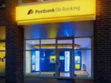 Postbank-Filiale mit Schild am Eingang