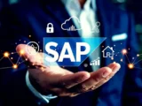 Darstellung der SAP-Aktienentwicklung mit Cloud-Technologie, Datenanalyse und Marktbewegungen im Hintergrund.