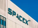 SpaceX-Rakete und Starlink-Satelliten im Orbit.