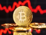 Bitcoin-Symbol vor Blockchain- und Finanznetzwerken zur Darstellung von ETFs, Selbstverwahrung und finanzieller Freiheit.