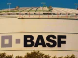 BASF-Werk in Ludwigshafen und Entwicklung der DAX-Aktie BASF