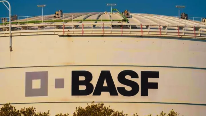 DAX-Aktie BASF unter Druck: So hoch wäre der Verlust mit 10.000 Euro Investment vor 5 Jahren