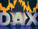 DAX-Anzeige an der Frankfurter Börse mit Kursen nahe der 25.000-Punkte-Marke und aktiven Händlern im Hintergrund.