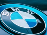 BMW setzt trotz schwieriger Marktbedingungen auf Elektromobilität und langfristiges Wachstum.