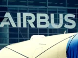 Airbus A321 Passagierflugzeug nach Notlandung auf dem Flughafen Erfurt-Weimar bei Nacht