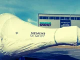 Siemens Energy Aktie im Fokus: Börsenchart mit Kursentwicklung 2026 vor der Unternehmenszentrale in München