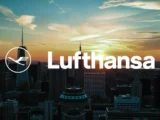 Lufthansa Flugzeug vor modernem Flughafenterminal