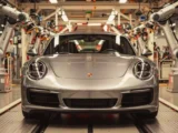 Heckleuchte eines modernen Porsche Sportwagens im Dunkeln.
