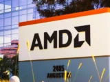 AMD Chip und Logo auf einer modernen Platine mit blauer Beleuchtung