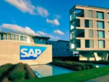 SAP-Logo vor digitalem KI-Hintergrund mit Börsenchart zur Entwicklung der SAP-Aktie im Juli 2026.