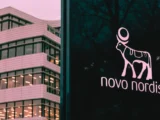 Novo Nordisk Aktie mit fallendem Börsenchart auf einem Finanzbildschirm