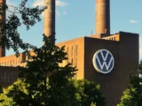 Protest von VW-Mitarbeitern vor dem Werkstor gegen den Sparkurs.