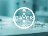 Bayer-Konzernzentrale in Leverkusen mit Börsenchart zur Bayer-Aktie vor den Quartalszahlen und dem Glyphosat-Verfahren.
