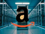 Amazon Logo auf einem modernen Bürogebäude mit blauem Himmel im Hintergrund.