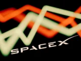 SpaceX Falcon 9 Raketenstart in den Nachthimmel
