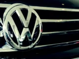 Volkswagen Logo auf Werkstor in Wolfsburg bei Sonnenuntergang