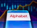 Alphabet Aktie mit Google Logo und Technologieentwicklung im digitalen Markt