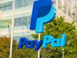 PayPal-Logo mit steigendem Aktienchart