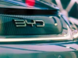 BYD Elektroauto vor Firmenlogo