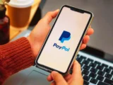 PayPal-Logo mit Börsenchart zur abgelehnten Übernahmeofferte von Stripe und Advent.