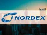 Nordex Windturbine auf einem Feld bei Sonnenuntergang