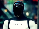 Tesla-Logo vor Fabrik – Rekordumsatz trotz sinkender Margen.