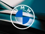 BMW Fahrzeug mit Hauptsitz Vierzylinder-Gebäude im Hintergrund
