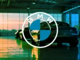 BMW-Werk mit Elektrofahrzeugen und Produktionsrobotern als Symbol für den Sparkurs 2026.