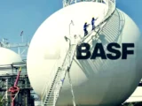 BASF-Konzernumbau mit Chemieanlage und Aktienkurs.